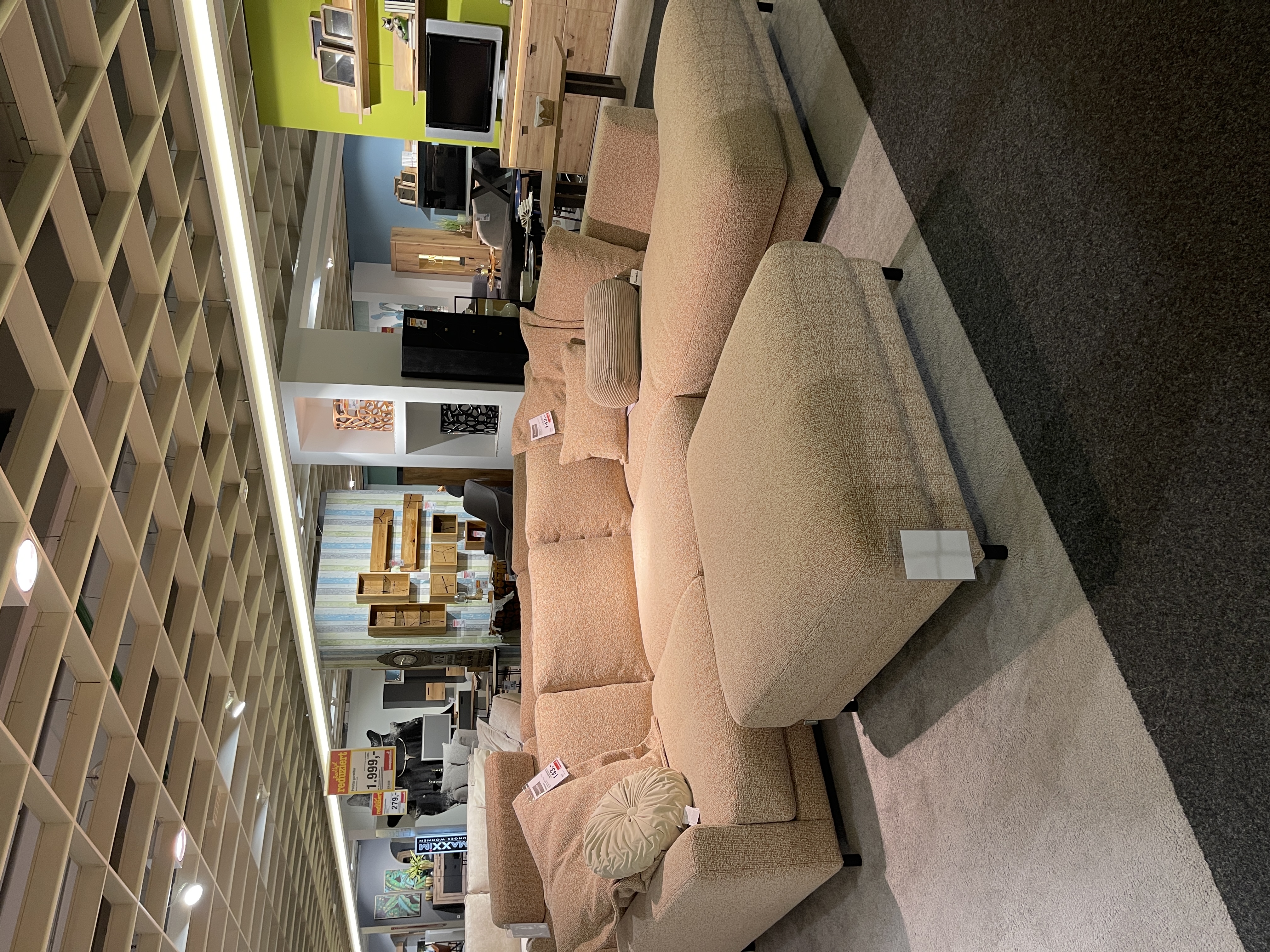 Roomio Garnitur 4103 in Beige mit Hocker, ausgestellt ohne Dekoelemente oder Kissen.