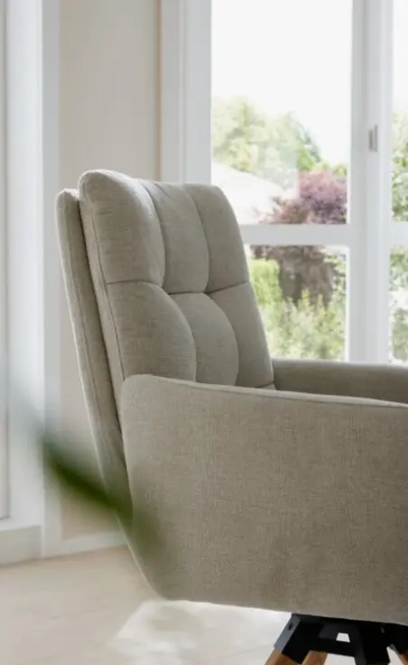 Interliving Armlehnstuhl Serie 5116 Cyber Natural Cremeweiß inkl. Dreh- und Rückholfunktion