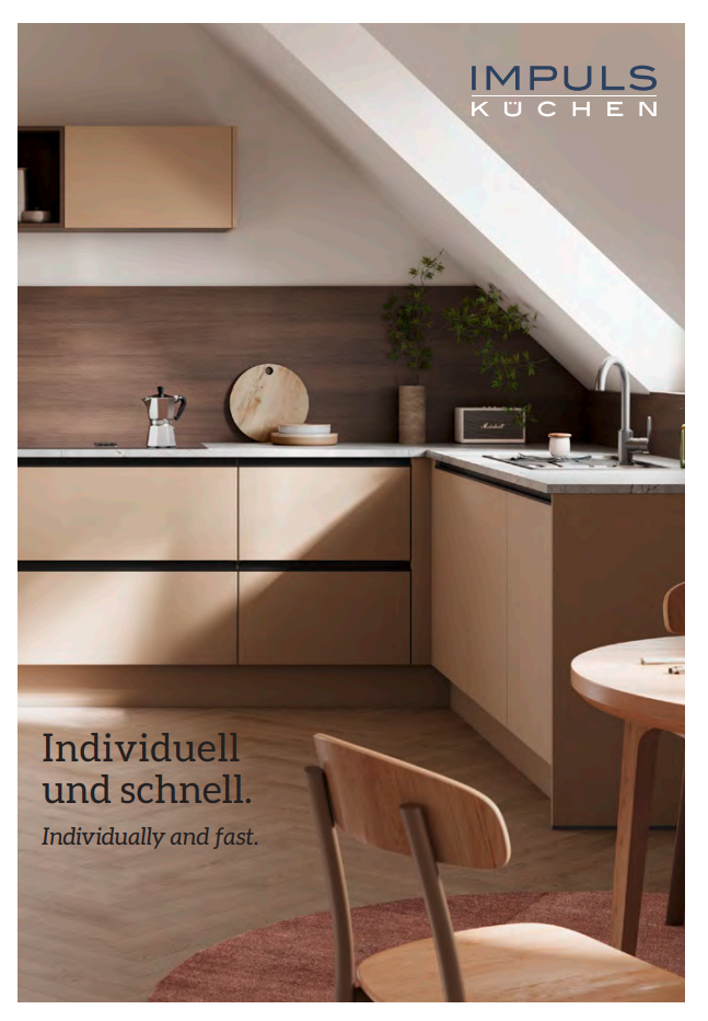 Impuls Küchen 2026 Moderne Küche mit hellen Holzfronten, minimalistischer Ausstattung und einem Tisch mit Stühlen.