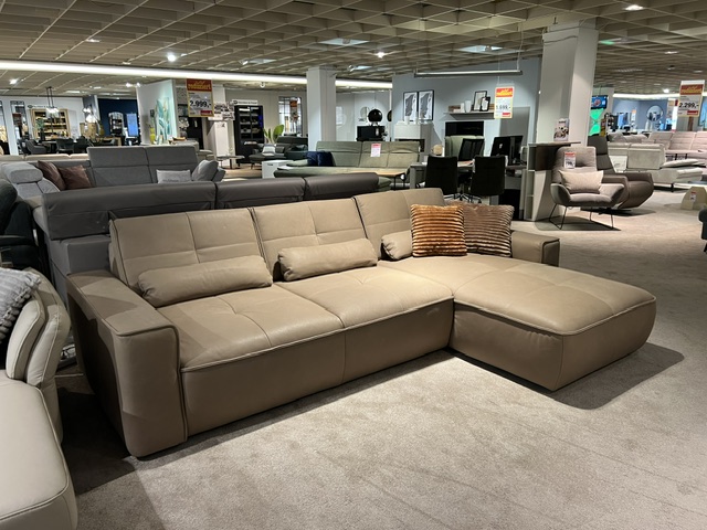 Polinova Garnitur VS-PN1210 Stone in beige mit L-förmiger Couch und Kissen, ausgestellt im Möbelhaus.
