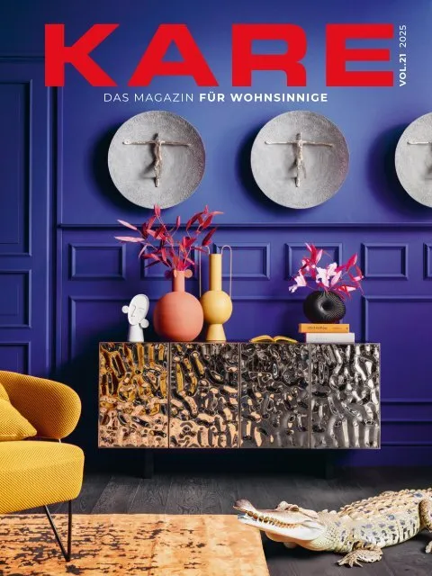 KARE 2025 - Das Magazin für Wohnsinnige Bunte Wohnlandschaft mit einem modernen Sideboard, dekorativen Wandtellern und einer gelben Couch vor lila Wand.