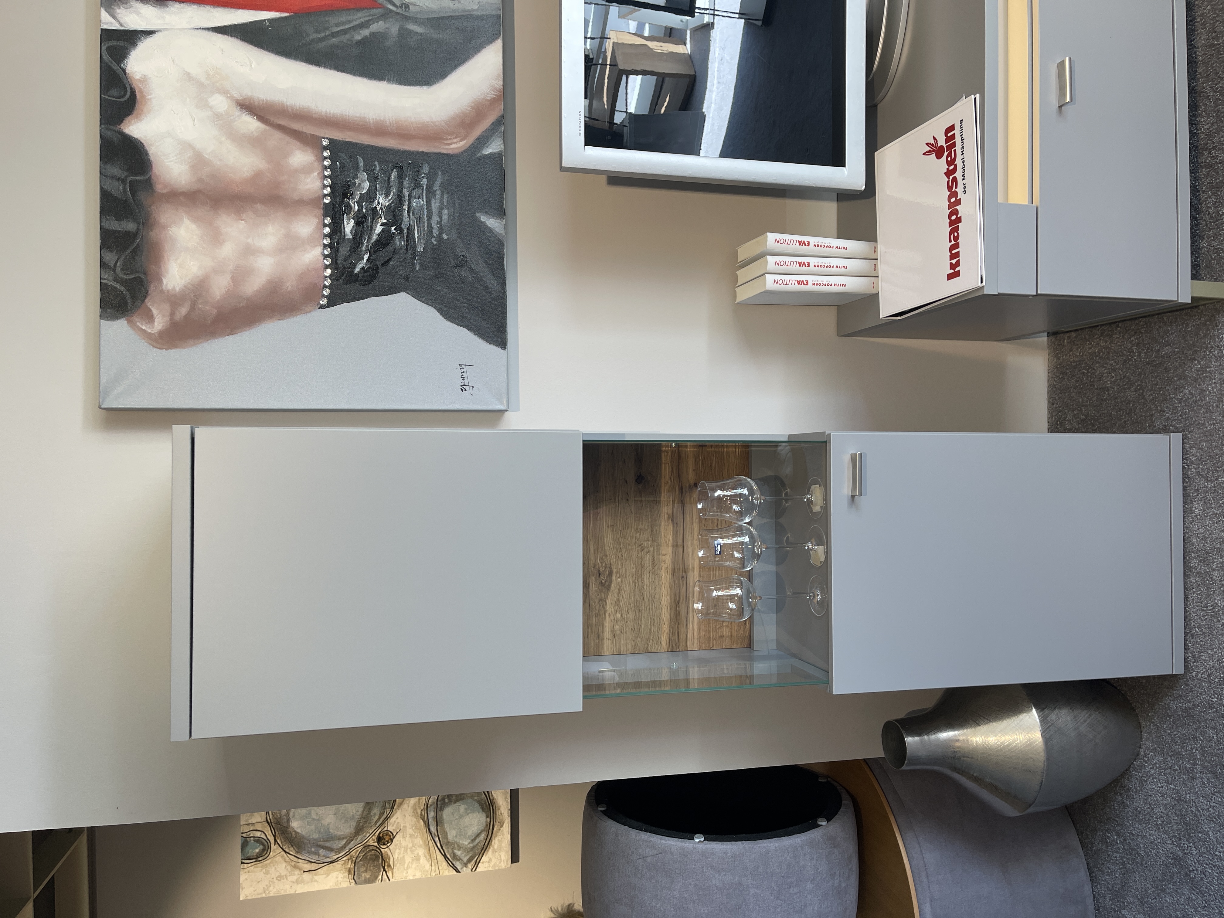Wohnwand Marseille in Grau mit Wildeiche-Dekor, Ausstellungsstück ohne Dekoelemente.