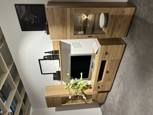 Wohnwand Malaga aus massivem Altescheholz, 4-teilig, mit TV-Bereich und Glaselementen.