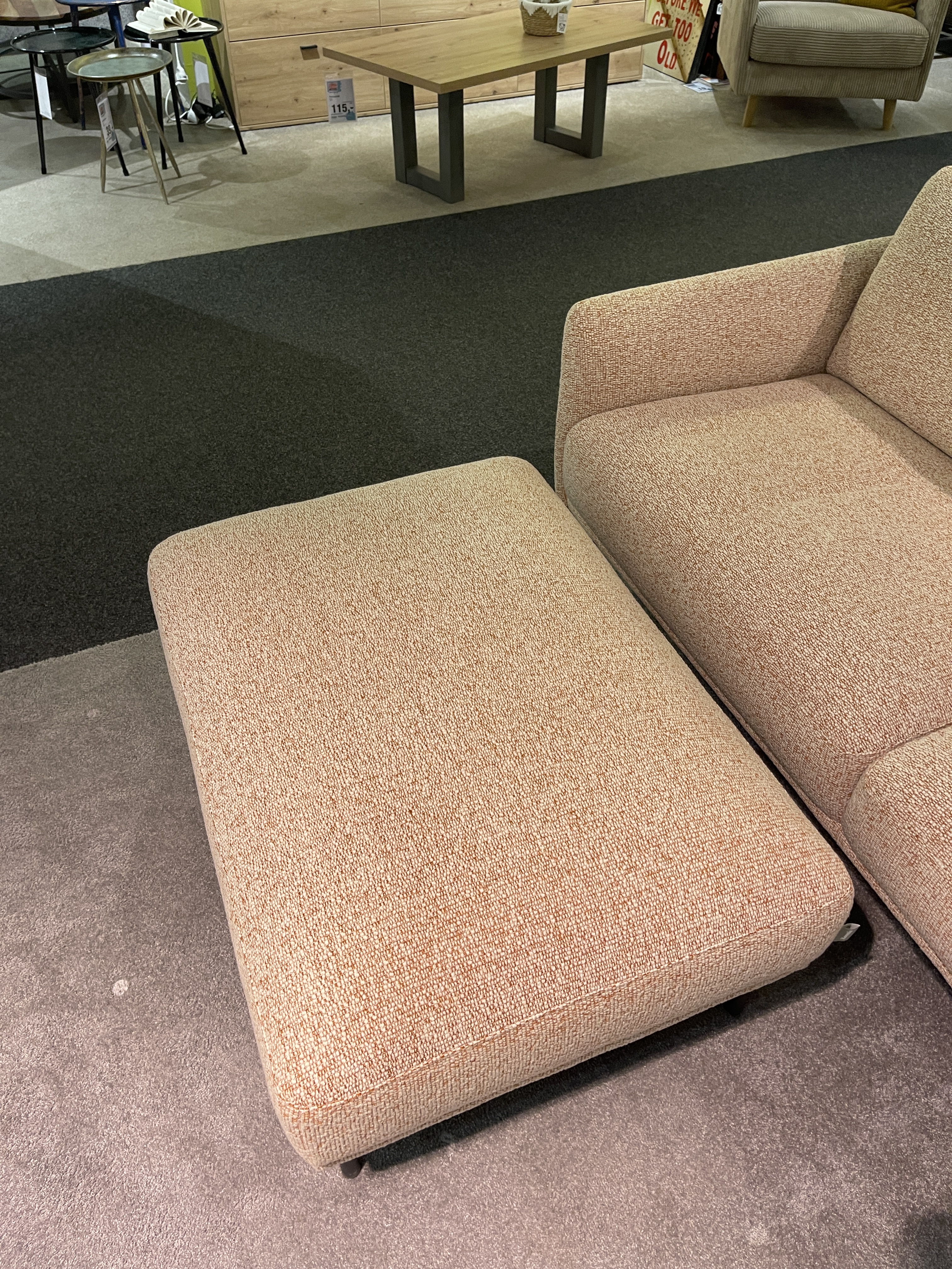 Roomio Garnitur 4104 in rusty melange mit Hocker, ausgestellt ohne Dekoelemente.
