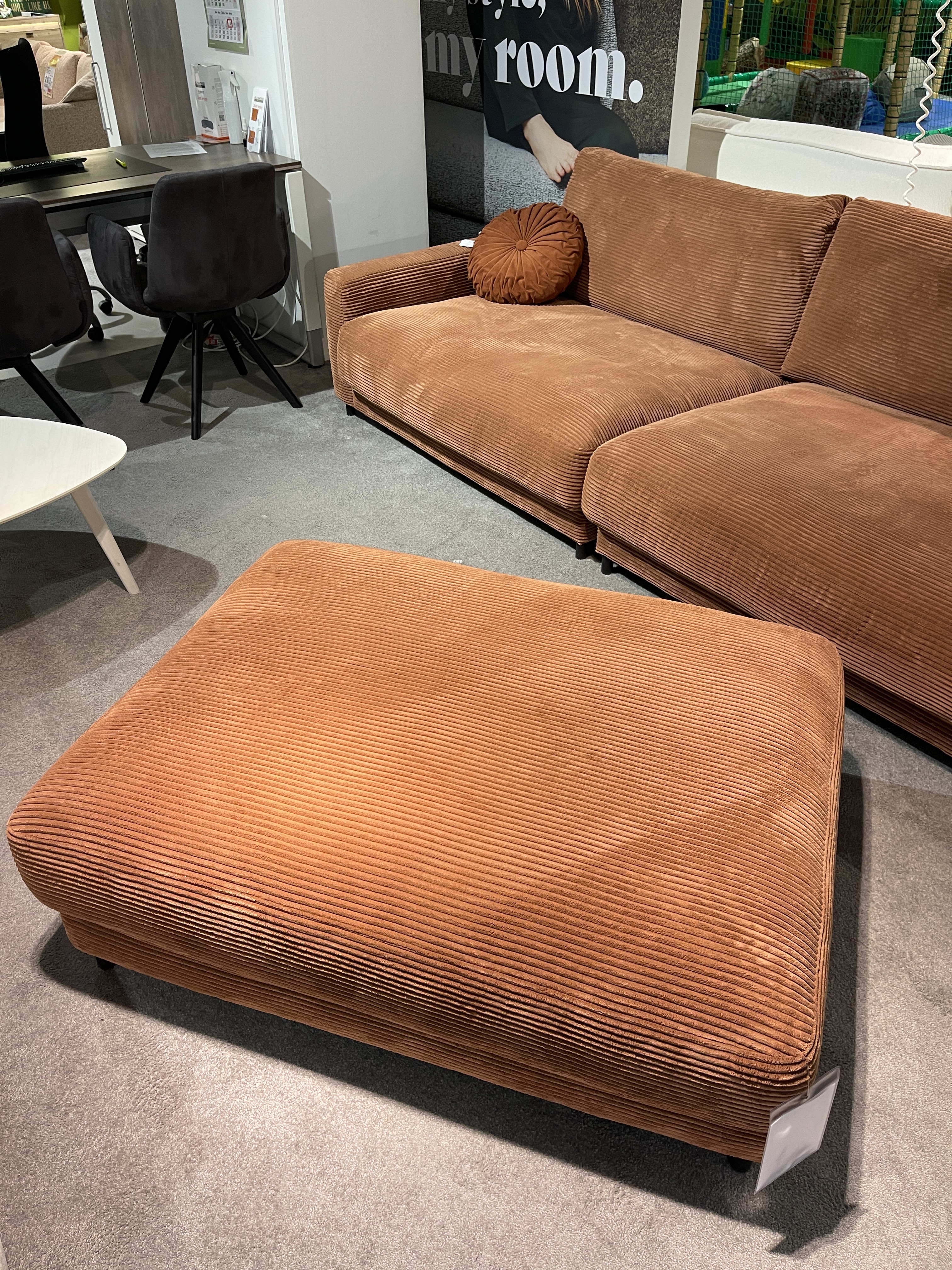 Roomio Garnitur 4103 in Cord rusty mit Hocker, ausgestellt ohne Dekoelemente und Kissen.