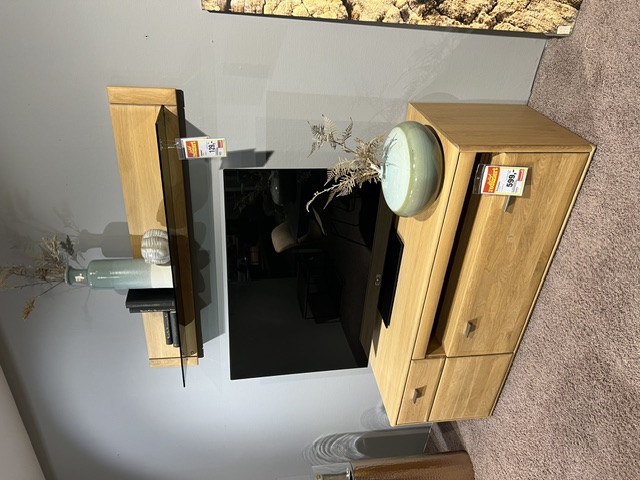 TV-Element Tarragona in Eiche Bianco mit Glasablage, zwei Schubladen und Dekoration.