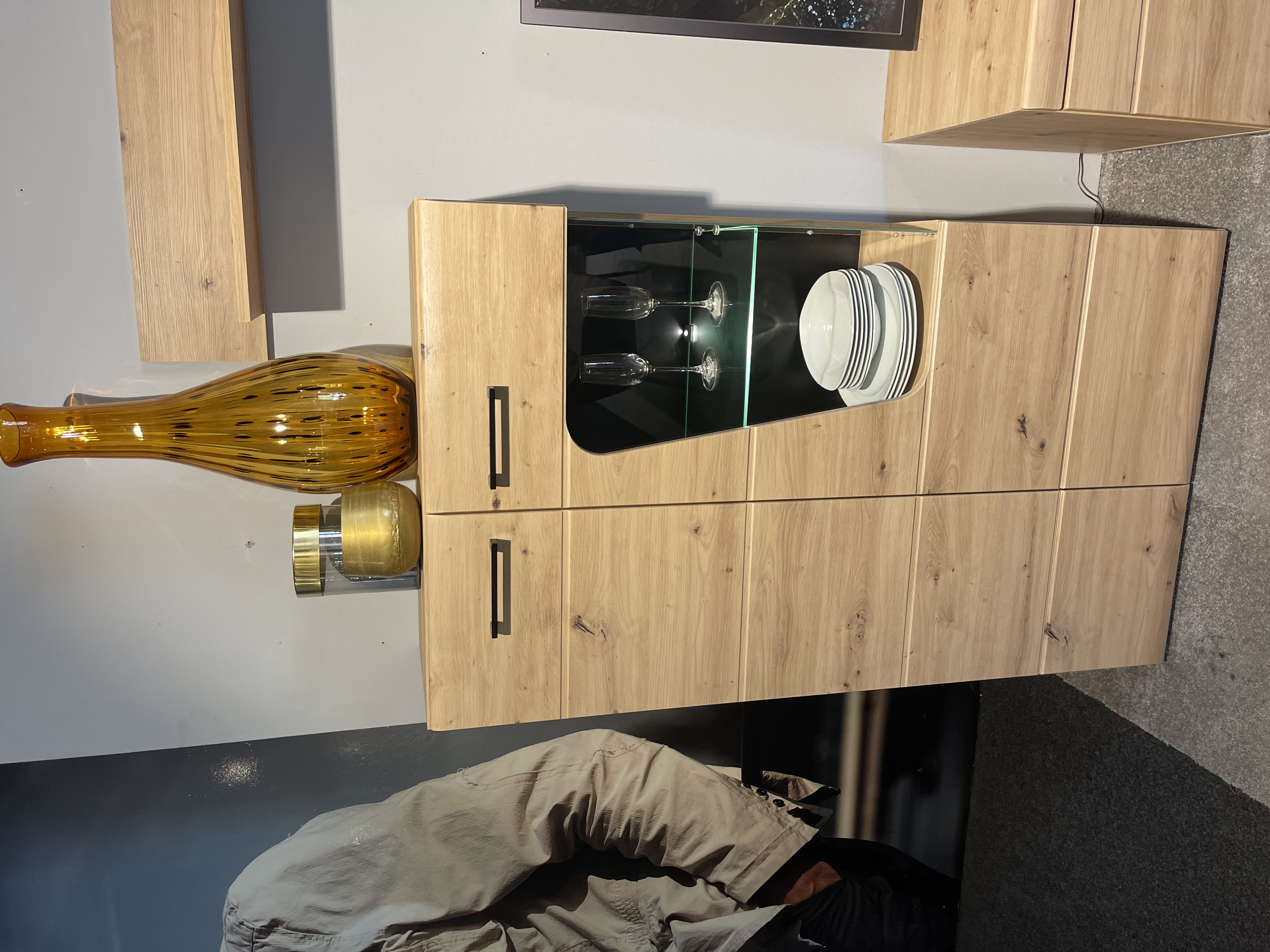 Innostyle Wohnwand Funny Plus in Eiche Artisan Dekor mit Glaselement und Geschirr.
