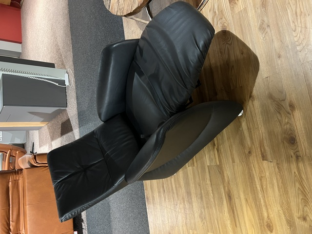Trapezsofa mit zwei schwarzen Cumuly-Sesseln aus Leder, mit Ablage und ohne Dekoration.