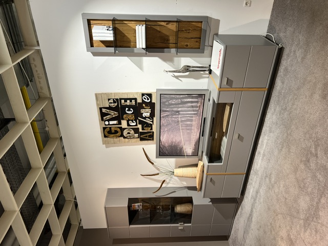 Wohnwand Sevilla in Arktis grau mit Risseiche furniert, bestehend aus TV-Element, Vitrine und Sideboard.