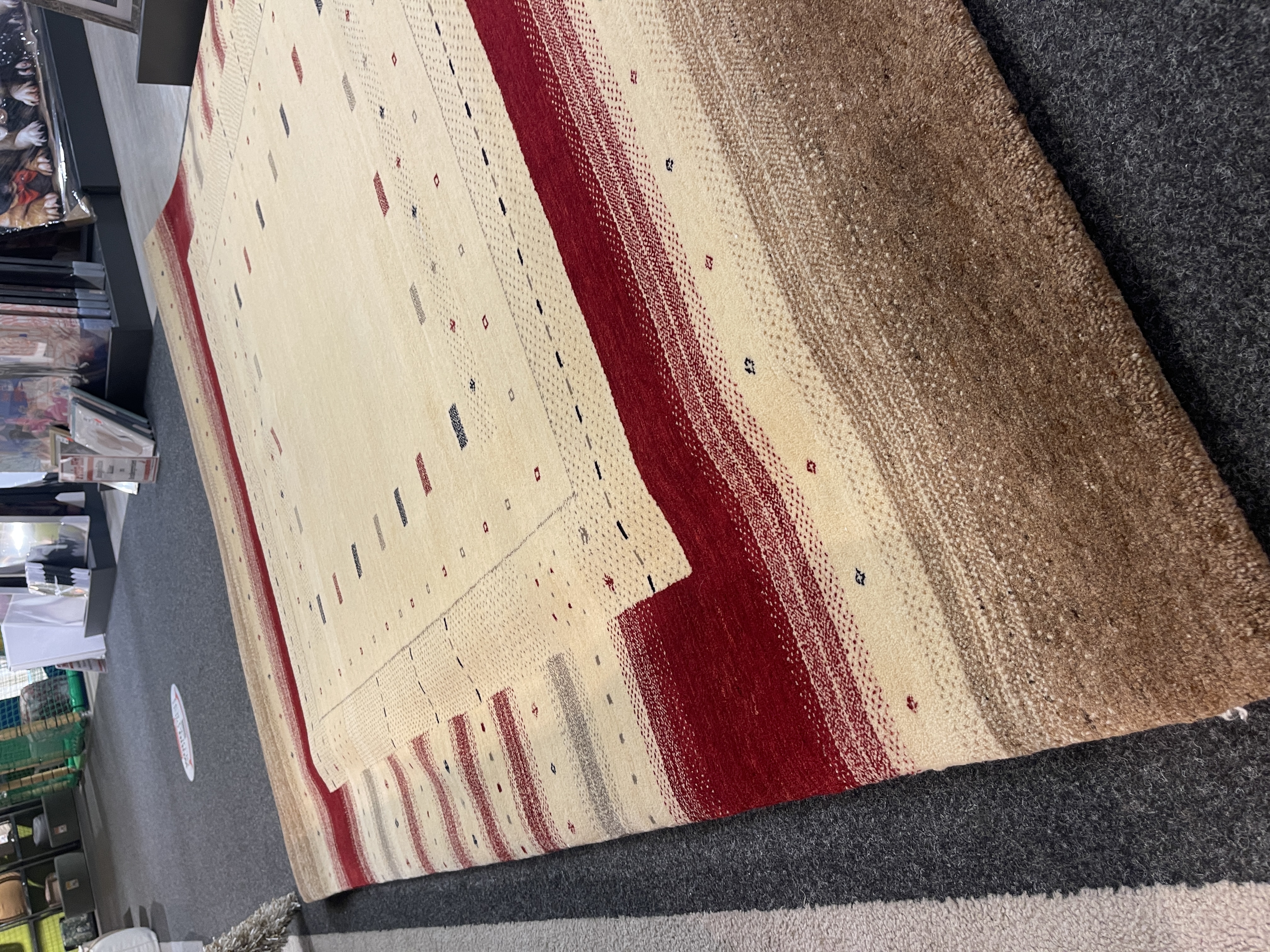 Gila Teppich Loribaft-Zagros, ca. 242x178 cm, mit rot-beigen Mustern und geometrischen Details.