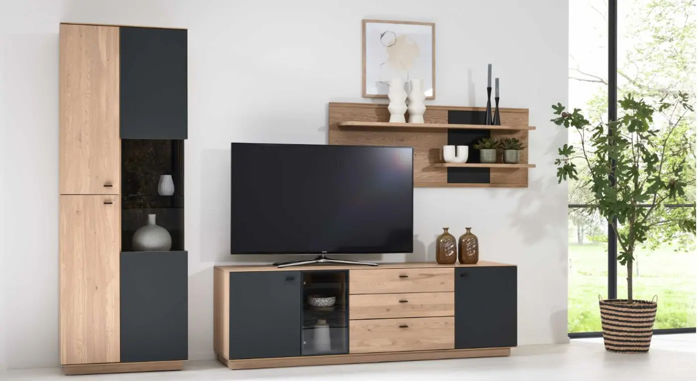 Wohn-Concept Interliving 2025 Wohnkombination 4526HS83 in Wildeiche Massiv mit Absatz in Echt Kork, Glas: Anthrazit Satin matt ca.325x209x50 cm