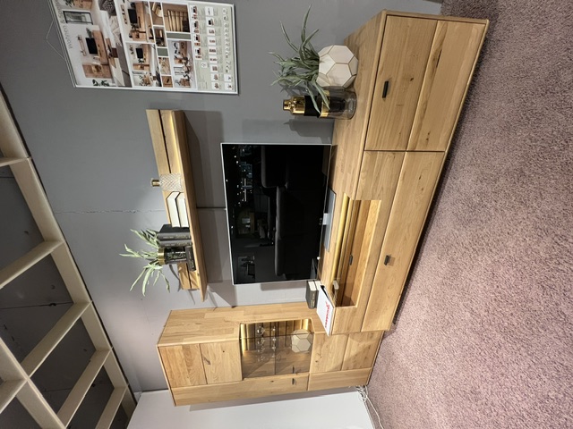 Wohnwand Girona aus Balkeneiche mit TV-Element, Vitrine und Regalfach, ohne Dekoration.