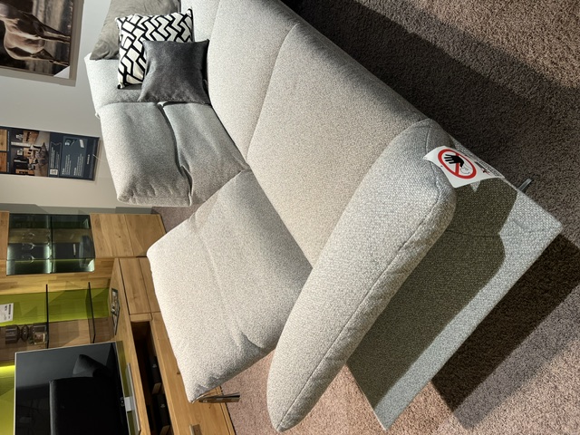 Koinor Garnitur Finlay in hellgrauem Stoff, modernes Design, ohne Dekoelemente oder Kissen.