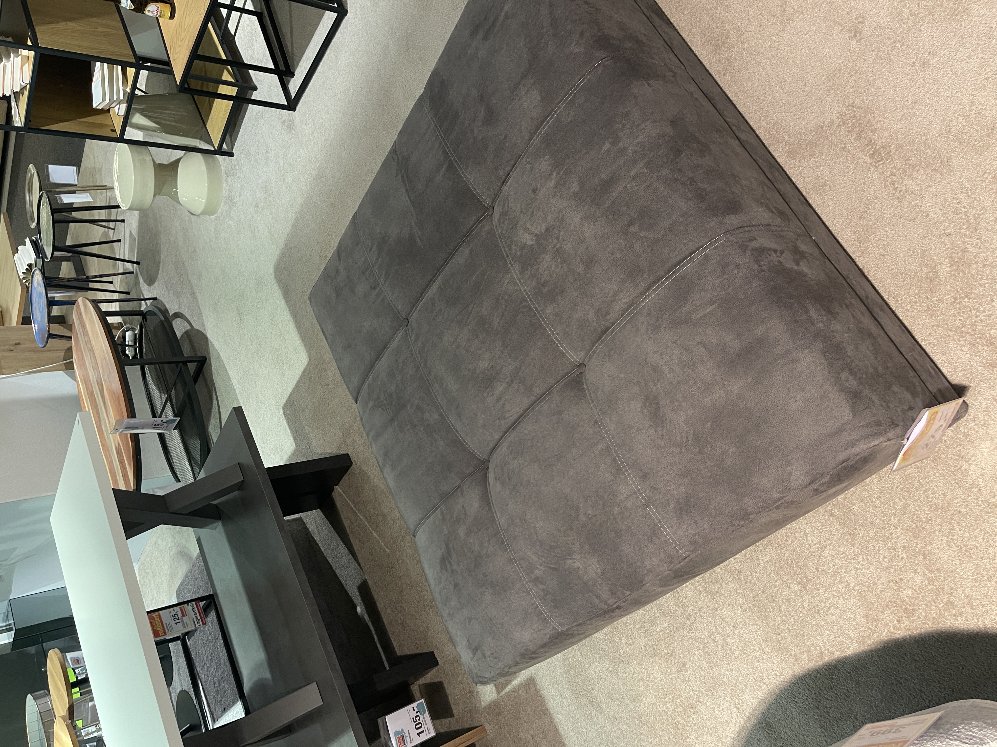 Job Hocker Moldau in dunkelgrau, quadratisch, ca. 127x123x39 cm, ohne Dekoration.