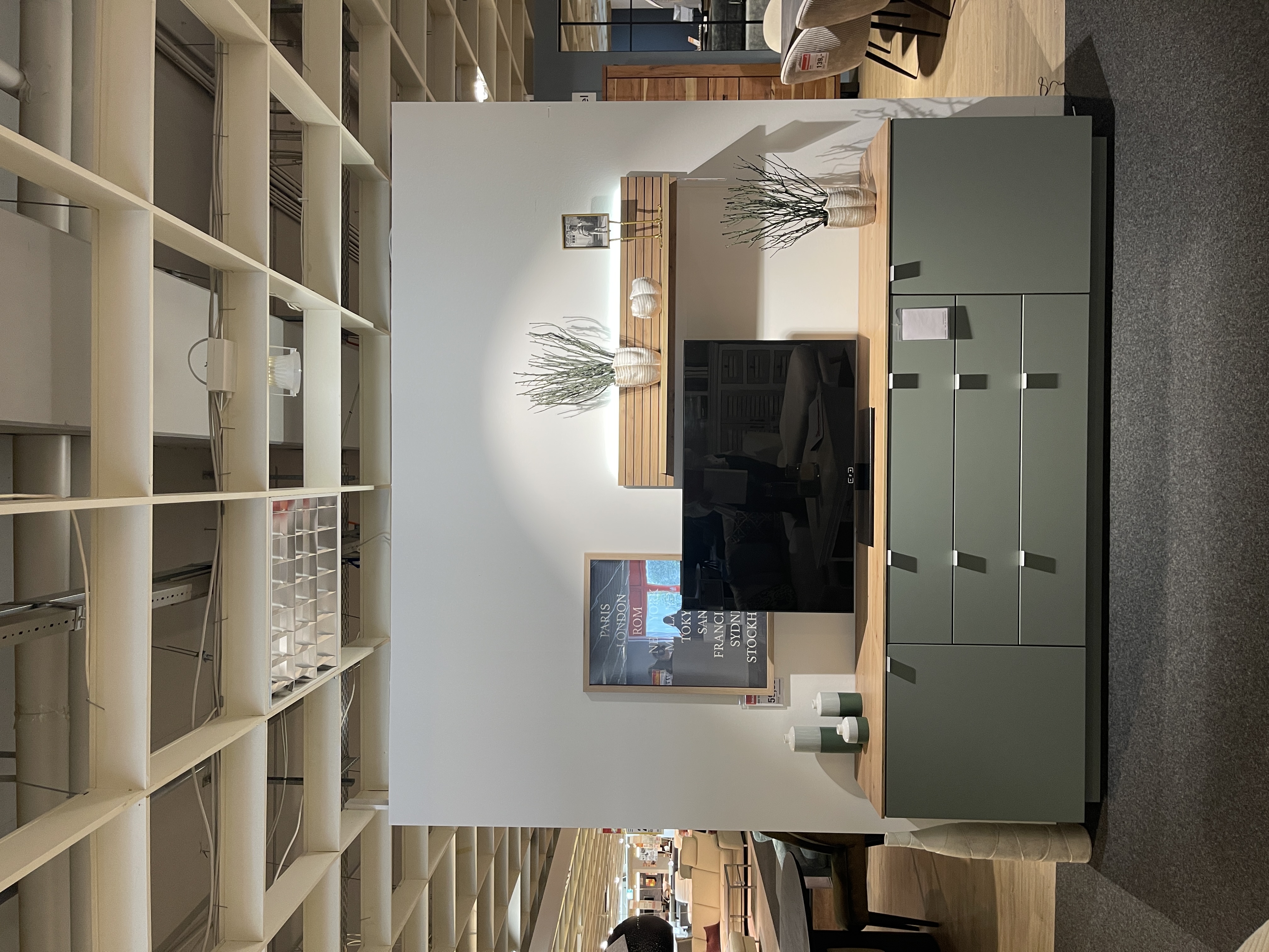 TV Sideboard Core in Schilf supermatt und Artisan Eiche, 240 cm breit, mit Fernseher und dekorativen Elementen.