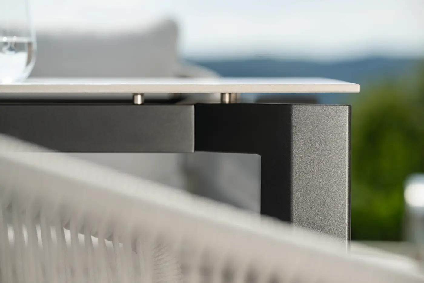 Stern Tisch Dekton Grau, Gestell: Penta alu Antrhazit ca. 220x100 cm