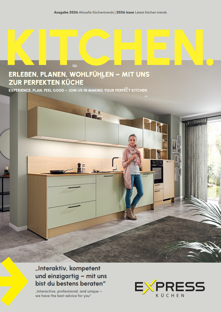 Express Küchen 2026 Moderne Küchenzeile in hellen Farben mit Kochfeld, Spüle und Holzregalen, ergänzt durch eine Person, die im Raum steht.