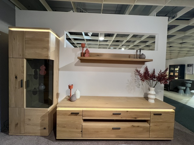 Wohnwand Barcelona aus Balkeneiche Bianco mit Beleuchtung, bestehend aus TV-Element, Vitrine und Wandregal.