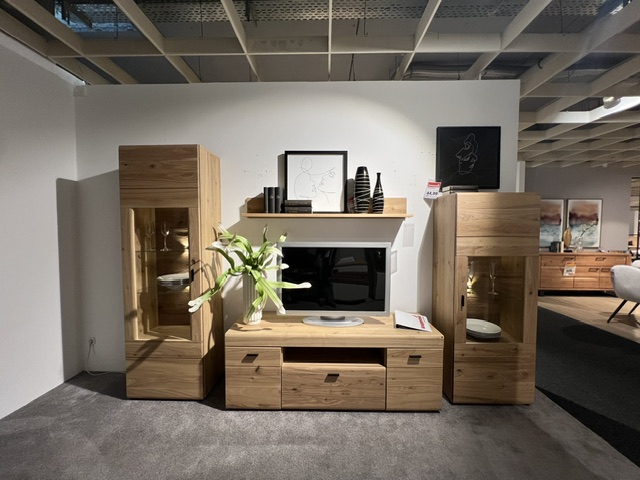 Wohnwand Malaga aus altesche massiv, 4-teilig, mit TV-Bereich und Vitrinen, ohne Dekoration.