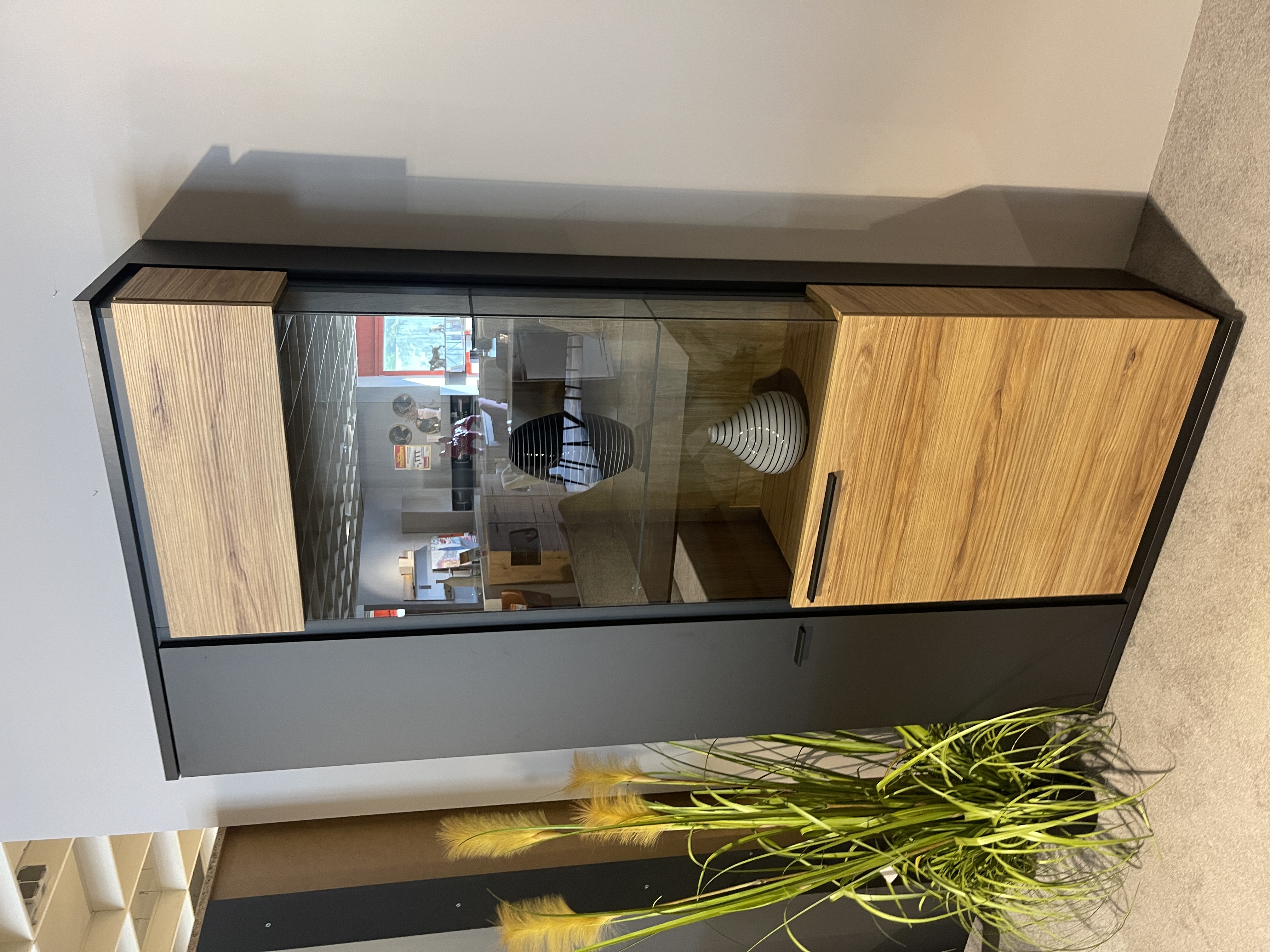 Vitrine Mellorca in Grau und Eiche mit Glastür, 93x200x37 cm, ohne Dekoration.