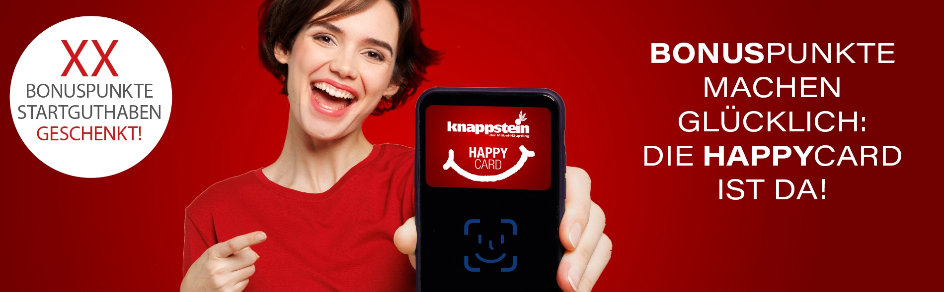 Frau in rotem Shirt hält ein Smartphone mit der Happy Card und lächelt.