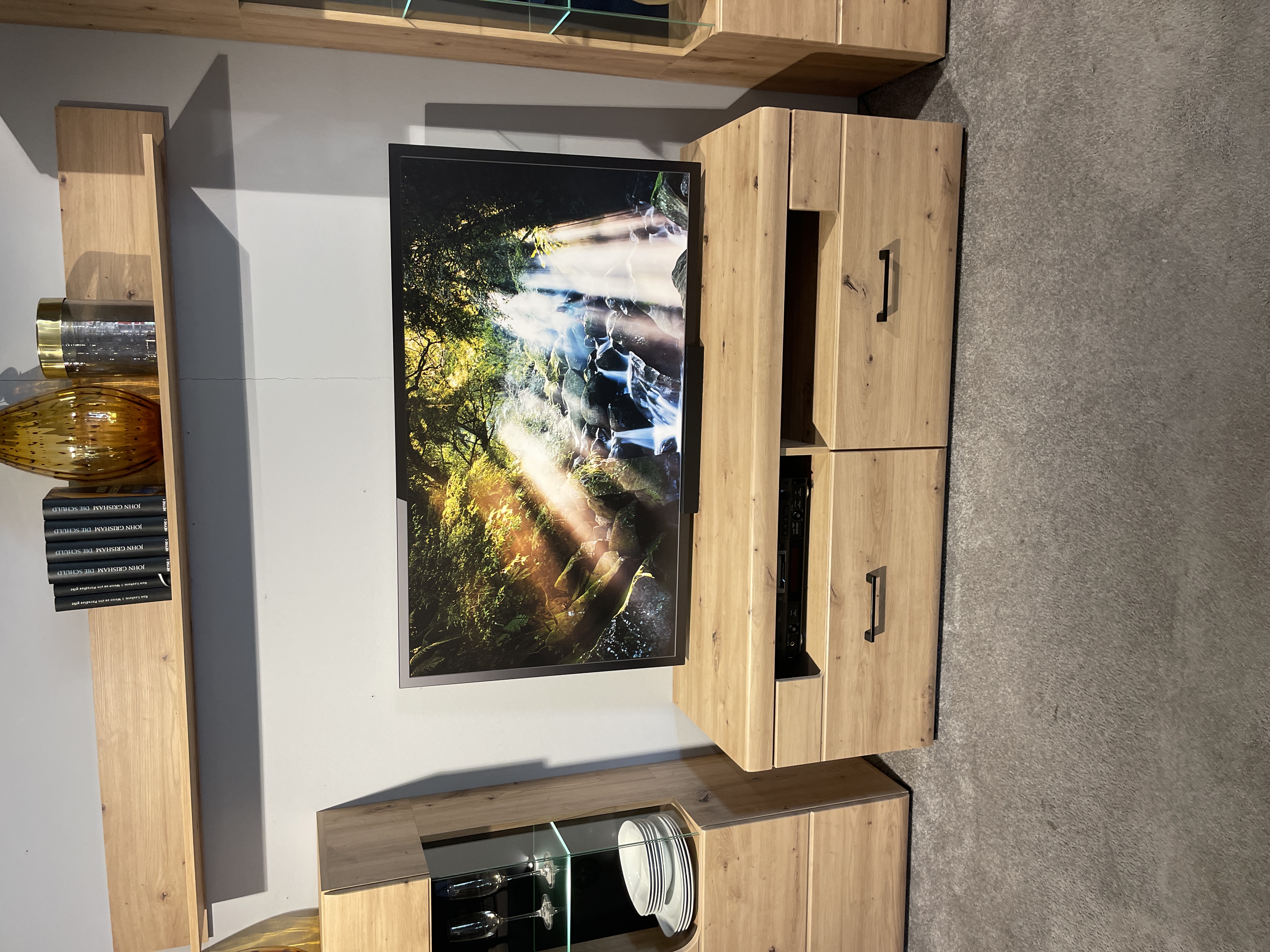 Wohnwand Funny Plus in Eiche Artisan Dekor mit TV-Bereich und zwei Schubladen. Dekoration nicht enthalten.