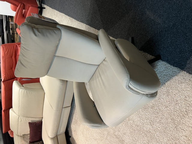 Steinpol Drehsessel Relaxa Feeling in sandfarben, ohne Dekoelemente, aus Ausstellungsstück.